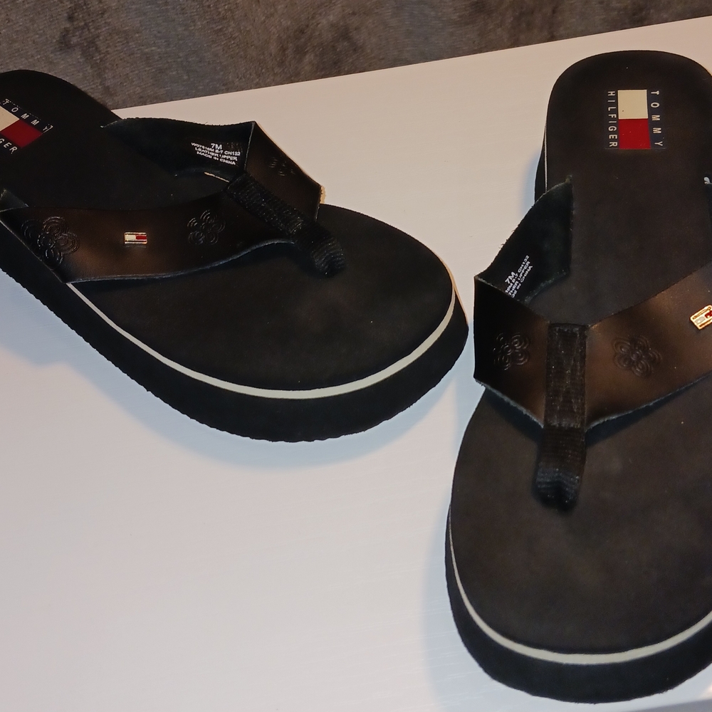 "Tommy Hilfiger" Cute & Comfy Black Flip Flop Sandals Size 7M